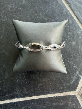 14kt. White Gold Marquise shaped link bracelet 6.5” long